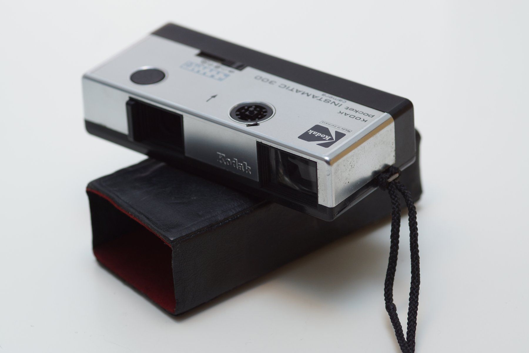 Kodak Fotocamera: Kodak Pocket Instamatic 300 Camera + Leather Case – Difettoso da Wetzikon ZH venduto da ChrimsChrams