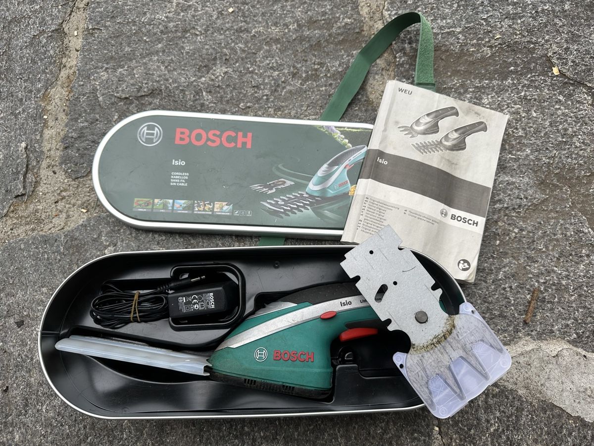 Bosch Rasenmäher: Bosch Isio Akku Gras- Strauchschere – Gebraucht aus Rothrist von  1