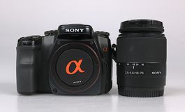 Sony Alpha A100 DSLR-Kamera mit Zubehör