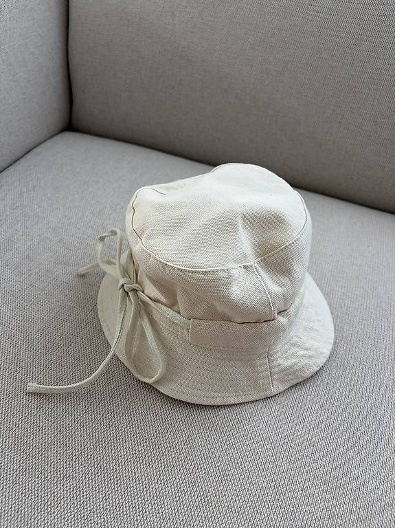Jacquemus Copricapi, berretti & cappellini: Jacquemus Bucket Hat, Gr. 58, Top Zustand – Usato da Lachen SZ venduto da dar_hjg9 2
