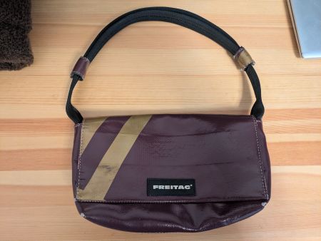 Freitag Tasche Laura gebraucht, lila und gold Streifen