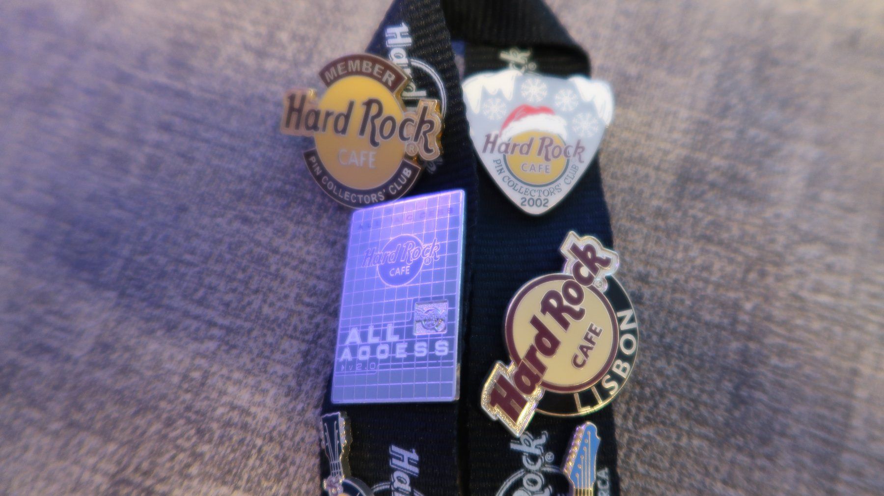Altri gioielli: 13 Hard Rock Cafe Pins mit Laynard – Usato da Winterthur venduto da Rwa 4