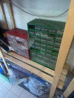 Schubladenschrank rot und grün mit Schubladen