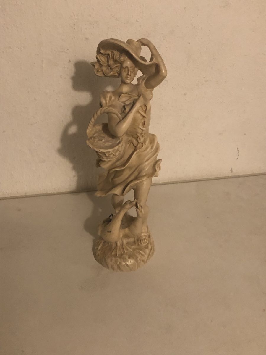 Figuren: Figur einer Dame mit Korb, Vintage, ca. 25cm – Defekt aus Arbon von Wladimir1 1
