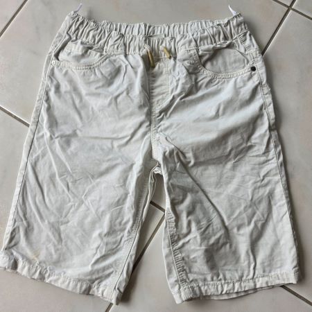Kurze helle Hosen Gr. 152 zum austragen