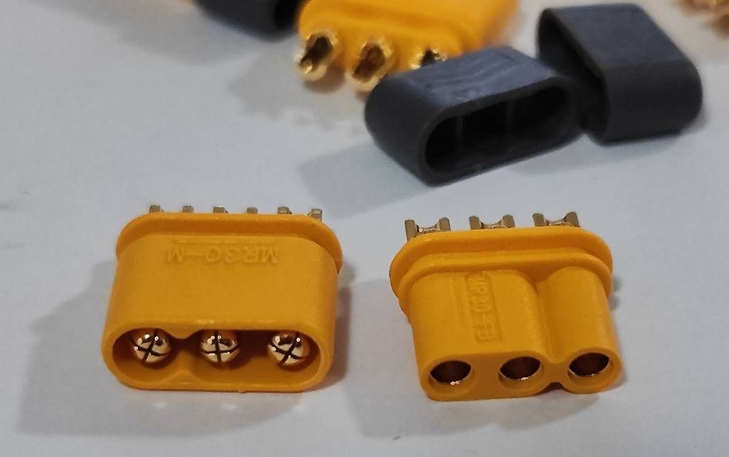 Modellismo RC: MR30 Hochstrom-Stecksystem mit Kabelschutz - 5 Paare – Usato da Uzwil venduto da Bruchpilot64 1