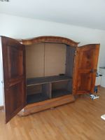 Massiver Holzschrank