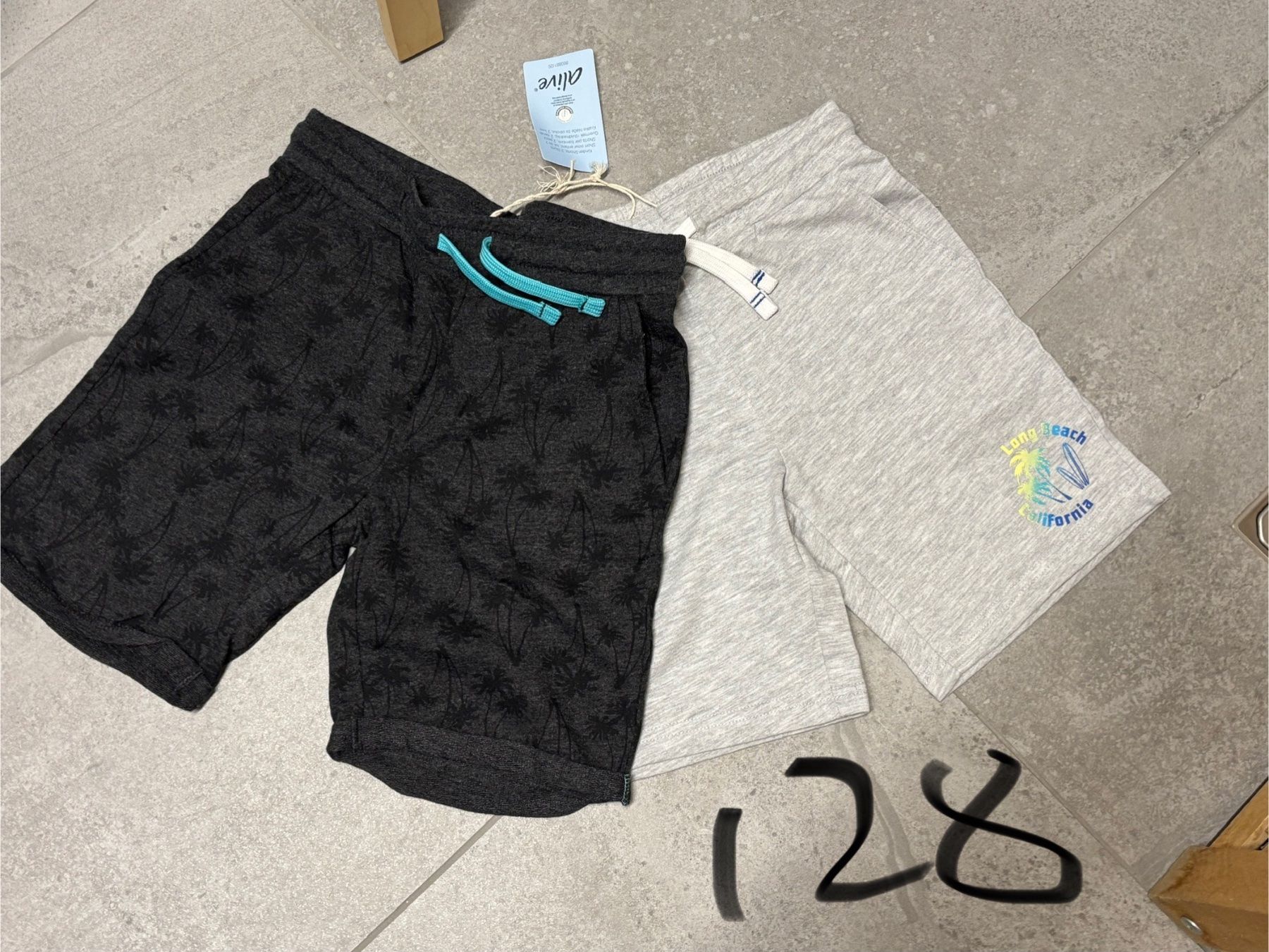 Pantaloni: Lot 2x Short neuf 128 – Nuovo (secondo la descrizione) da Salvenach venduto da gwenwywar