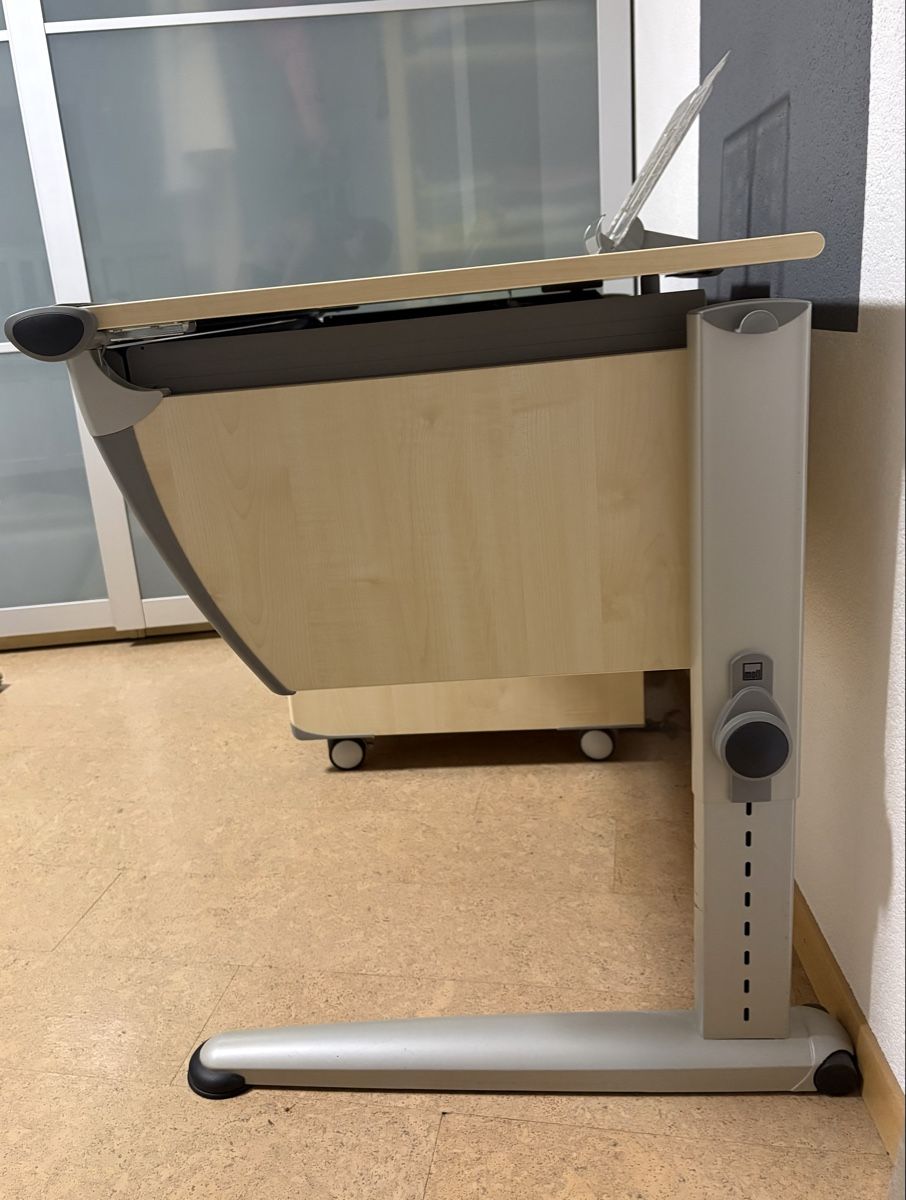 Bureaux: Kinderschreibtisch höhenverstellbar mit Rollcontainer – D'occasion à St. German par tab_dv5s 2