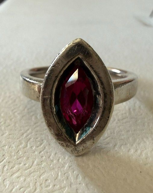 Bagues: Gebrauchter Ring aus 925er Silber mit rotem Stein – D'occasion à Osco par Electric_Elsie