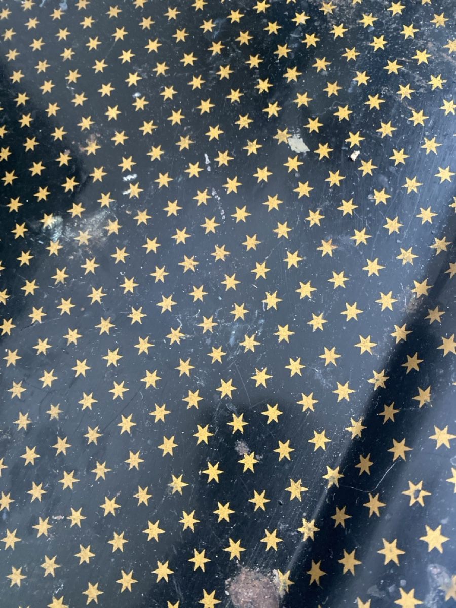 Servierplatten: Vintage Serviertablett mit Sternenmuster, Schwarz/Gold – Gebraucht aus Flawil von IrisK010203 4