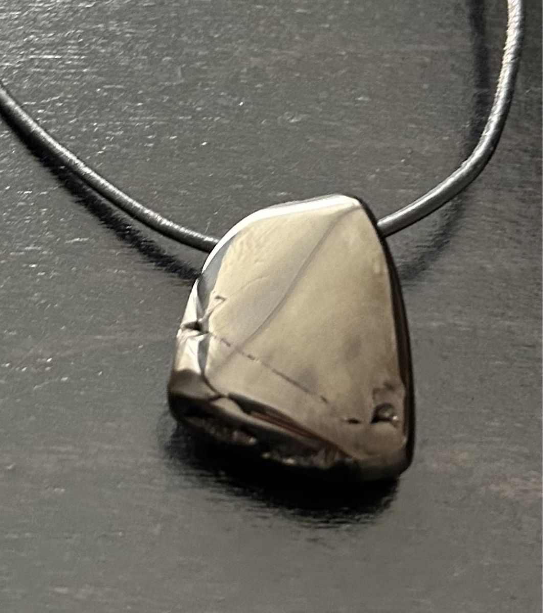 Minerali & Pietre curative: Edelschungit Anhänger 2.5 x 3 cm – Nuovo e nell'imballaggio originale da Widnau venduto da dan_hrm2 1