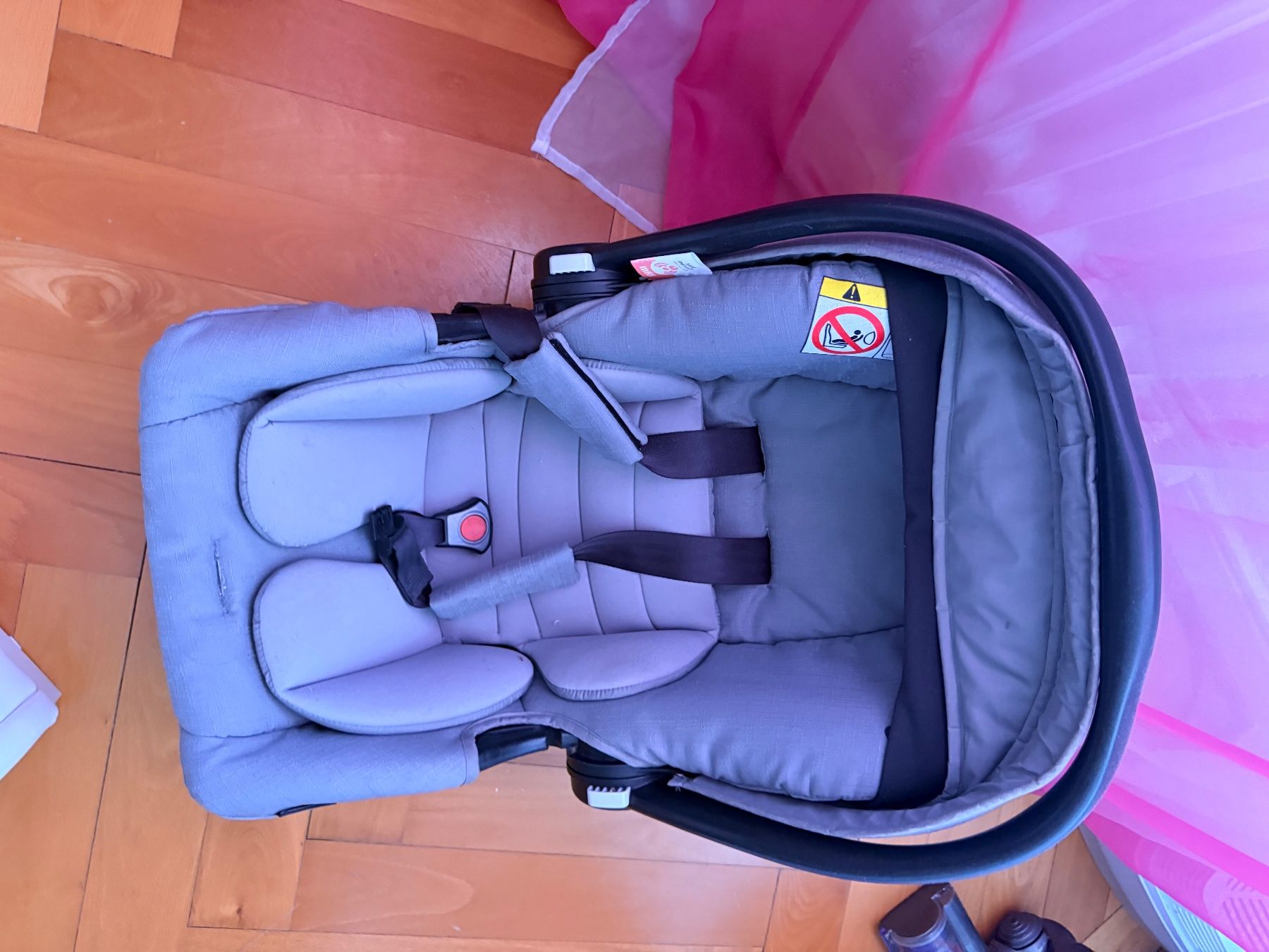 Sièges auto: Siège auto gris bon état pour bébé – D'occasion à Bossonnens par per_5mgn 1