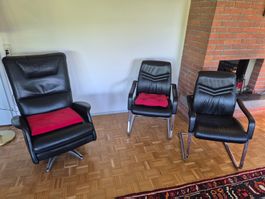 1 schwarzer Leder-Sessel und 3 bequeme Lederstühle