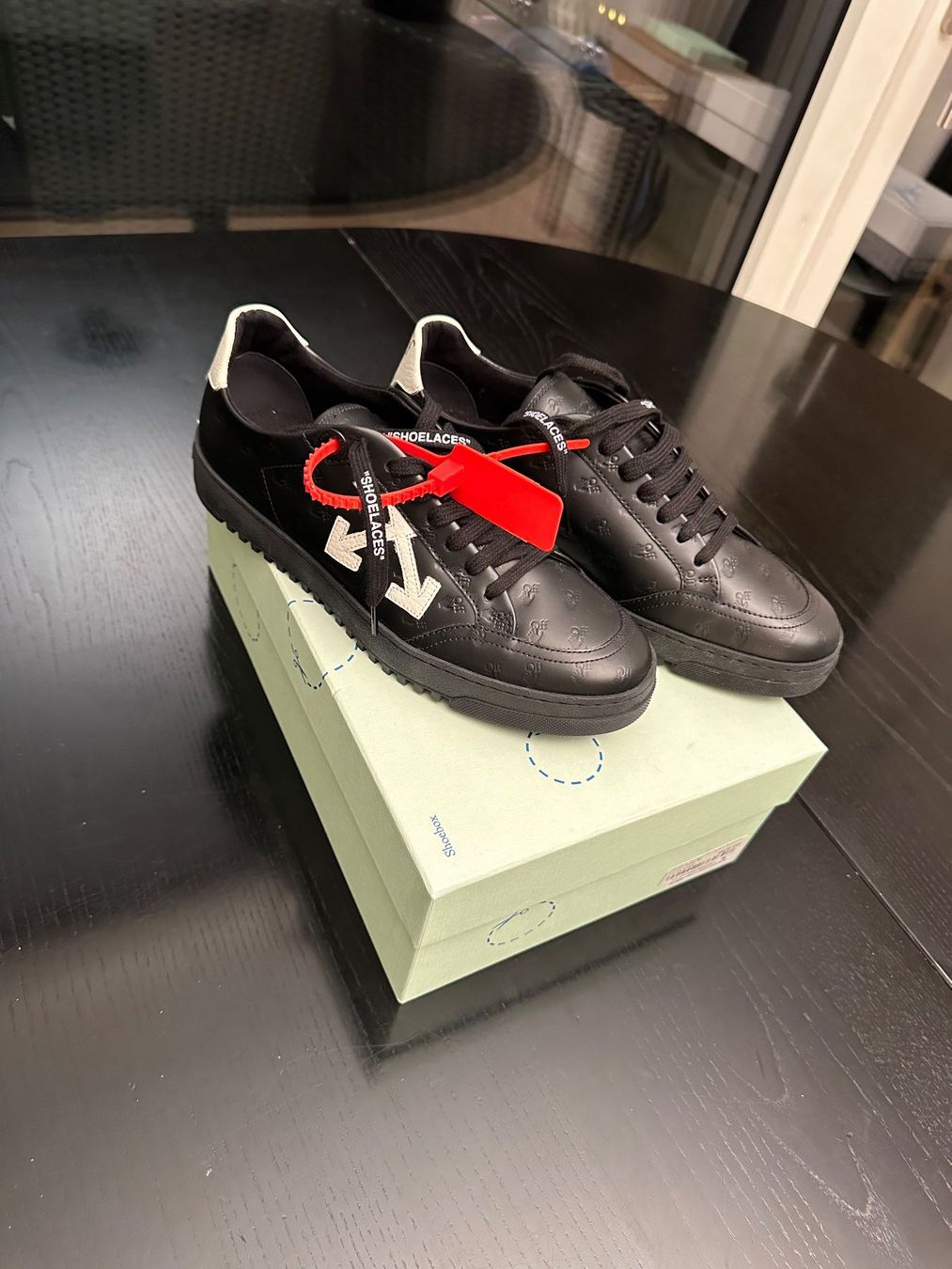 Off-White Scarpe da donna: neue Off-White Sneaker Monogramm Arrow 2.0  Gr.39.5  Np598.- – Nuovo e nell'imballaggio originale da Arlesheim venduto da NelDosSantos