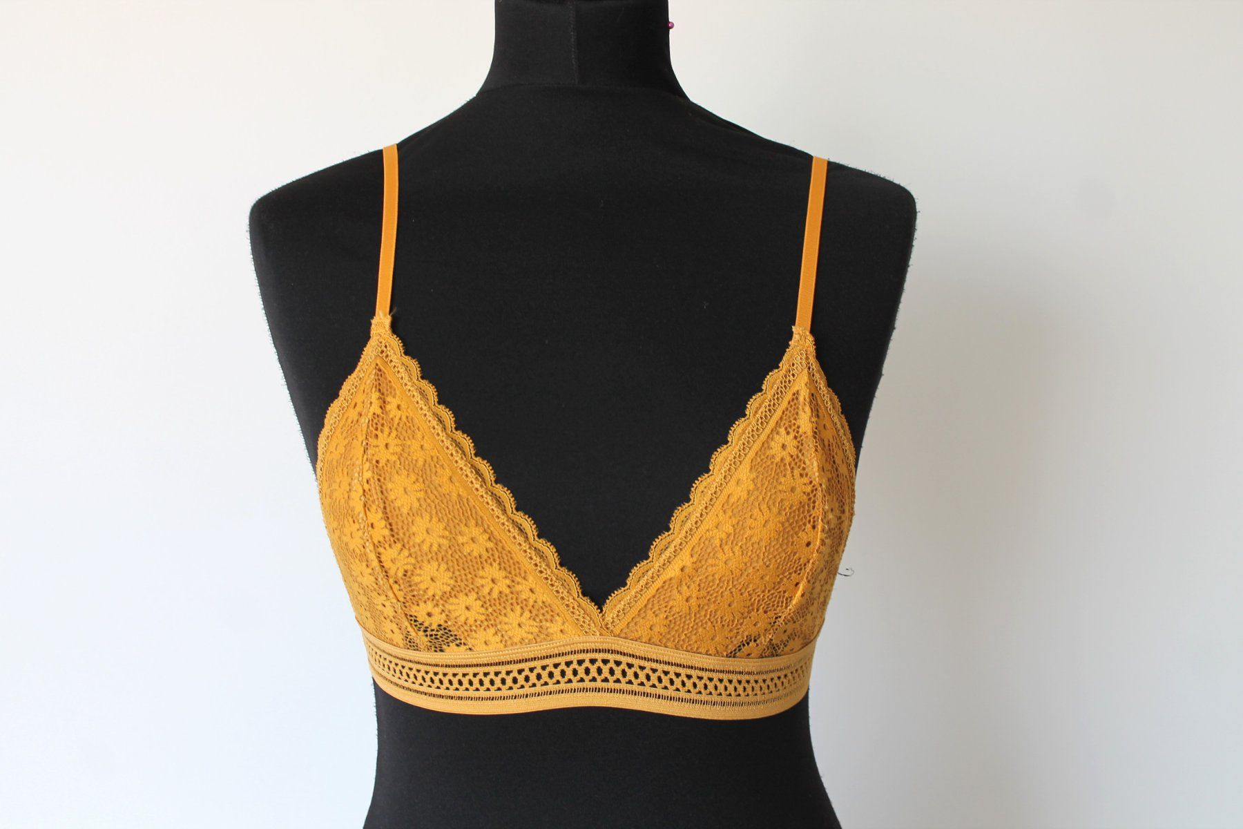 Altra biancheria intima: Ravissant soutien-gorge 75B – Usato da Chez-le-Bart venduto da jasse