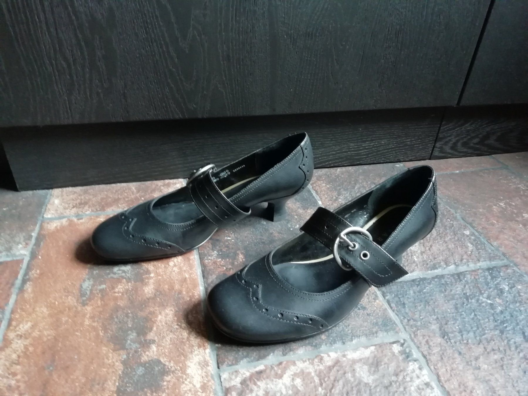 Scarpe da donna: Pumps mit Absatz, Gr. 38 schwarz, neu – Nuovo e nell'imballaggio originale da Basel venduto da Thymia 4