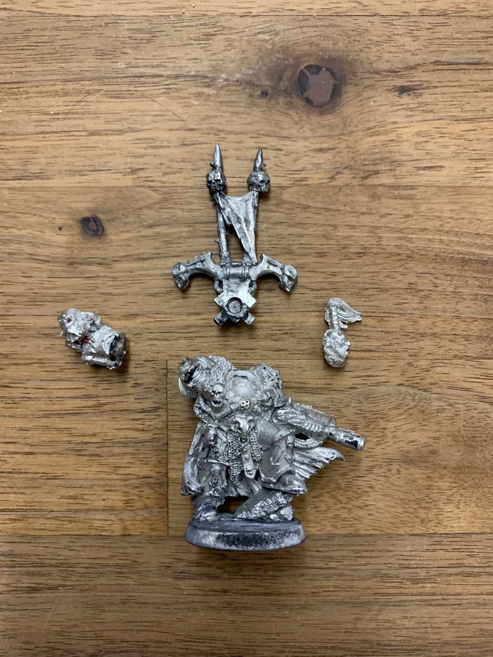 Statuette: Warhammer 40000 Chaos Space Marines General – Usato da Winterthur venduto da Compiorg 1