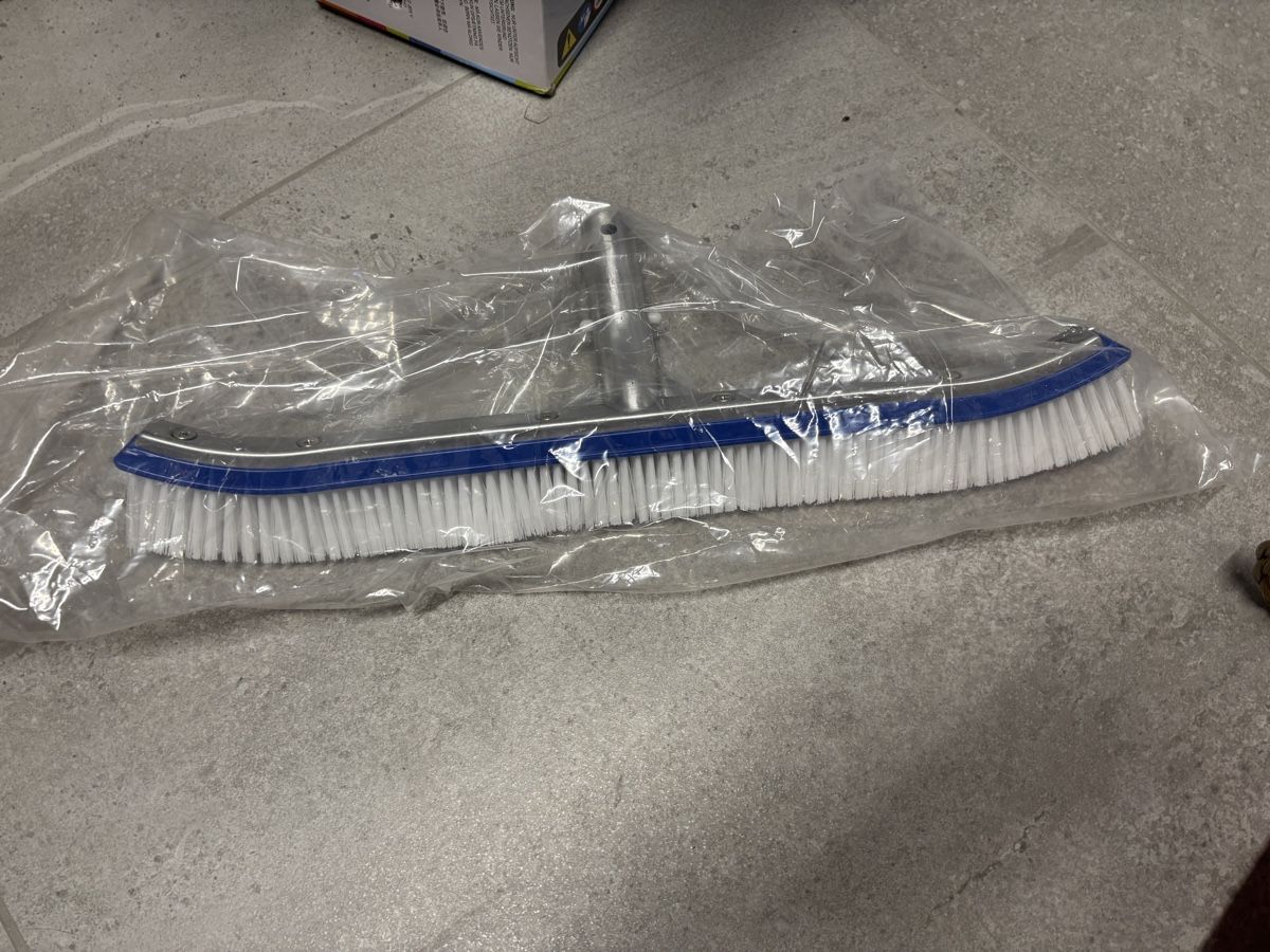 Piscine: Brosse de piscine neuve, 46 cm neuf – Nuovo (secondo la descrizione) da Salvenach venduto da gwenwywar
