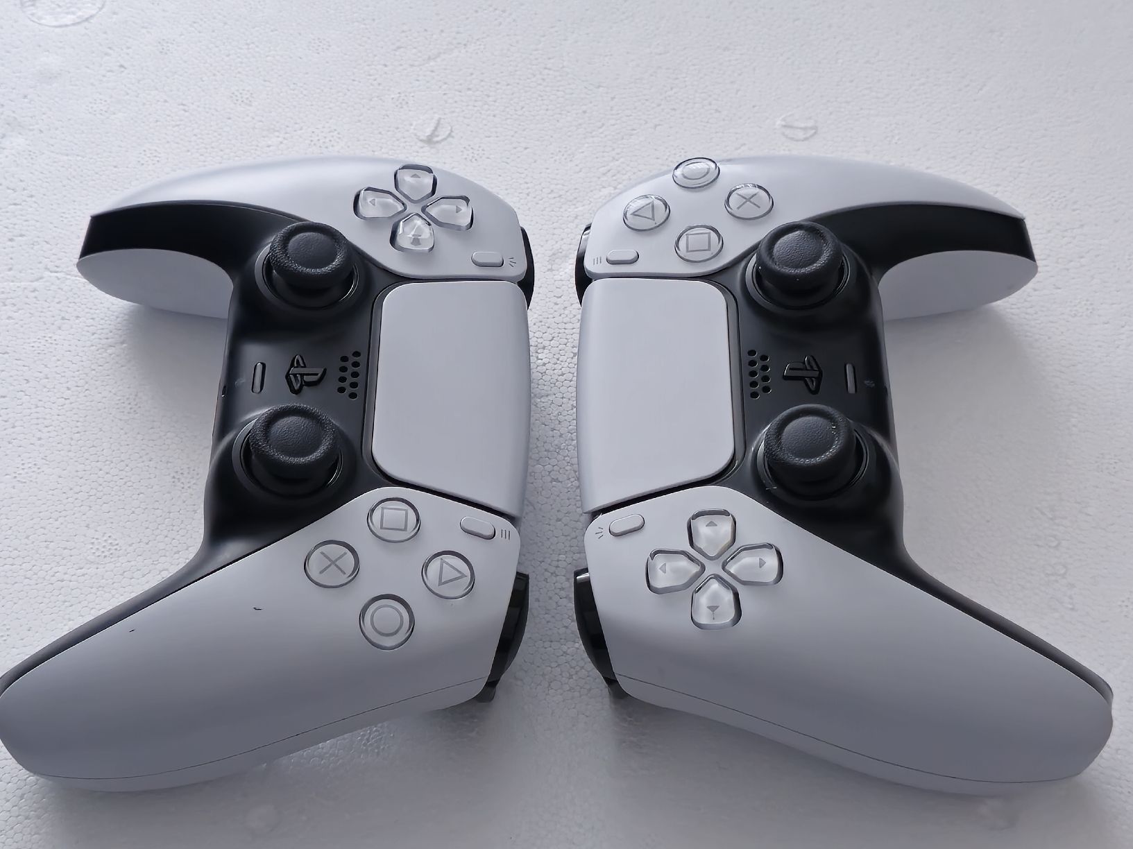 Sony Controller: 2 Original PS5 Controller – Gebraucht aus Basel von