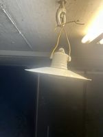 Uralte emaillierte Stalllampe