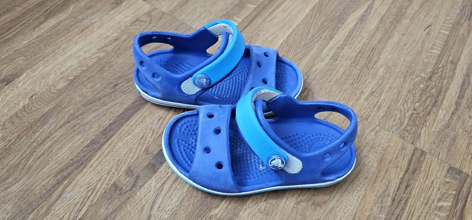Crocs Schuhe für Jungen: Crocs Sandalen, Grösse C6 (EU22) – Gebraucht aus Zürich von pri_9hkk 1