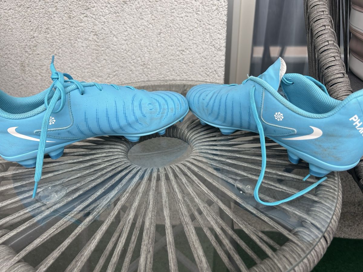 Nike Schuhe für Jungen: Chaussures de football Nike – Gebraucht aus Sierre von art_wqf9 7