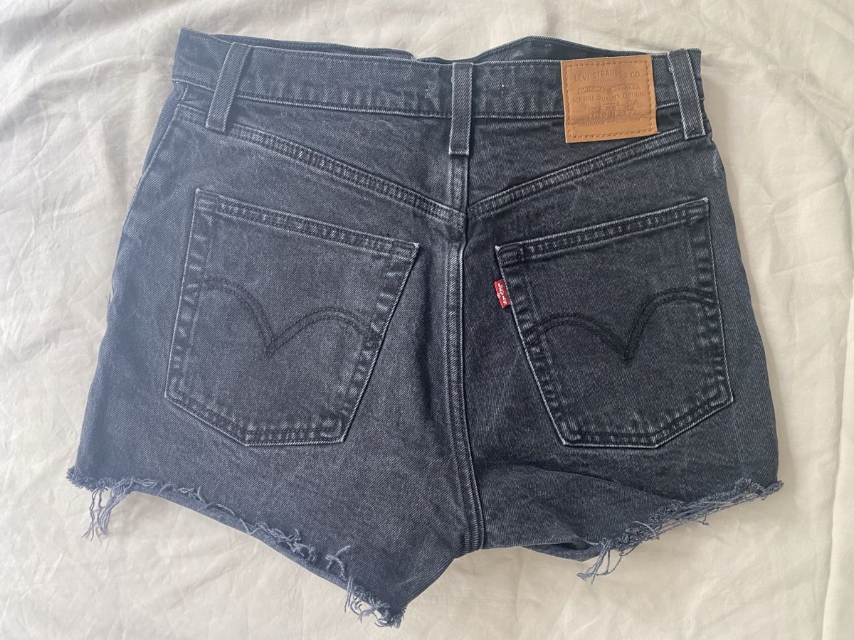 Levi's Jeans: Schwarze Levi's Shorts – D'occasion à Widen par juinl 2