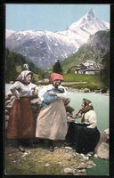 Drei Damen in Schweizer Tracht in den Be