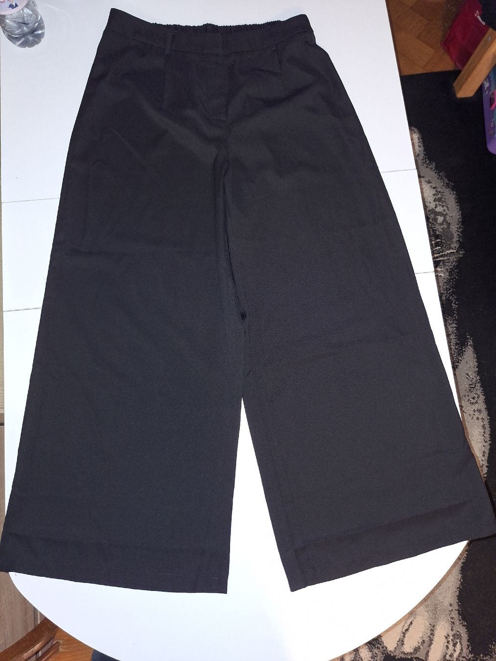 Pantaloni: Pantalon ample noir, taille 46 – Usato da Lausanne venduto da Cassandra11