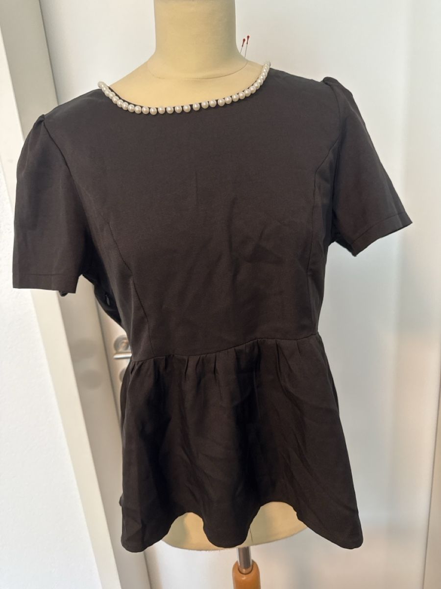 Camicette: Schwarze Bluse mit Perlen, Grösse 44, ungetragen – Nuovo (secondo la descrizione) da Wolfwil venduto da Piccola87
