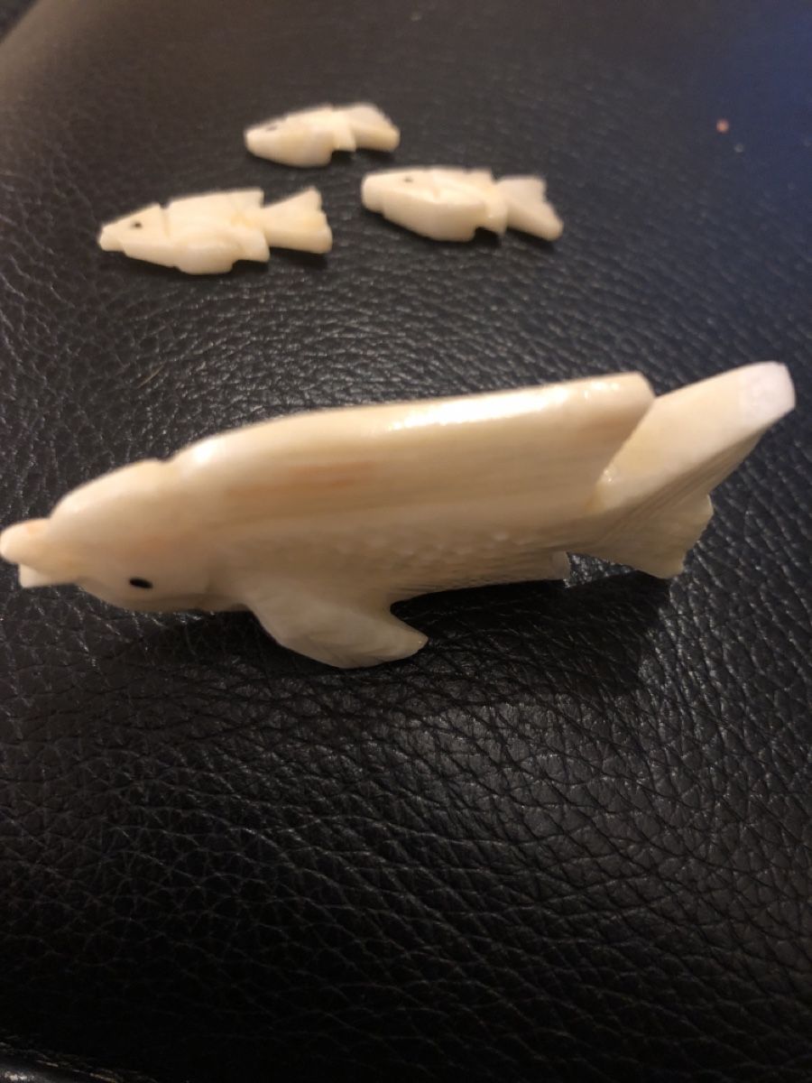Toutes les décorations: 4 Fische aus Knochen? Horn ? – D'occasion à Lausen par Zotty1 1