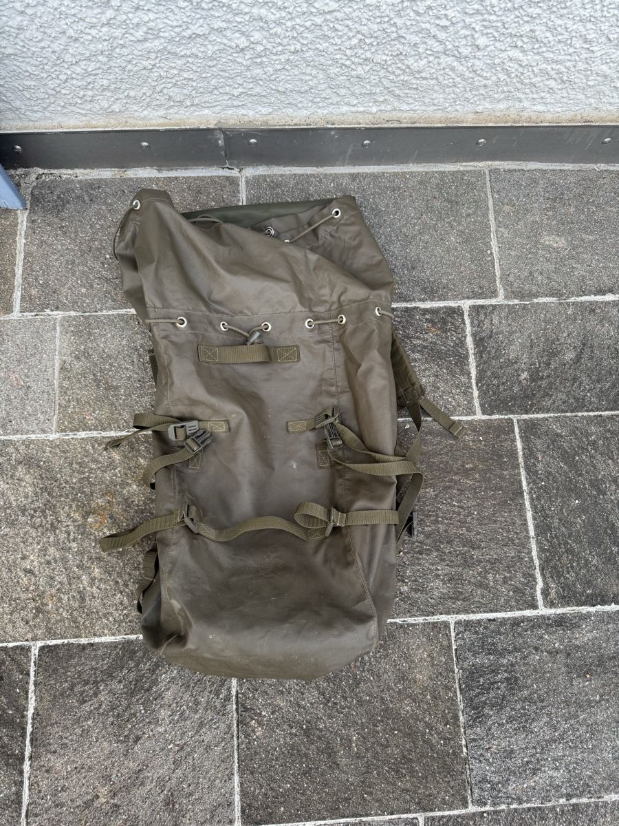 Schweizer Armee Zaini: Schweizer Militär Rucksack – Usato da Lenzburg venduto da Meister_k 3