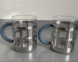 2 Alessi Michael Graves Teetassen mit blauem Griff, Glas.