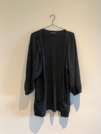 Graue Strickjacke
