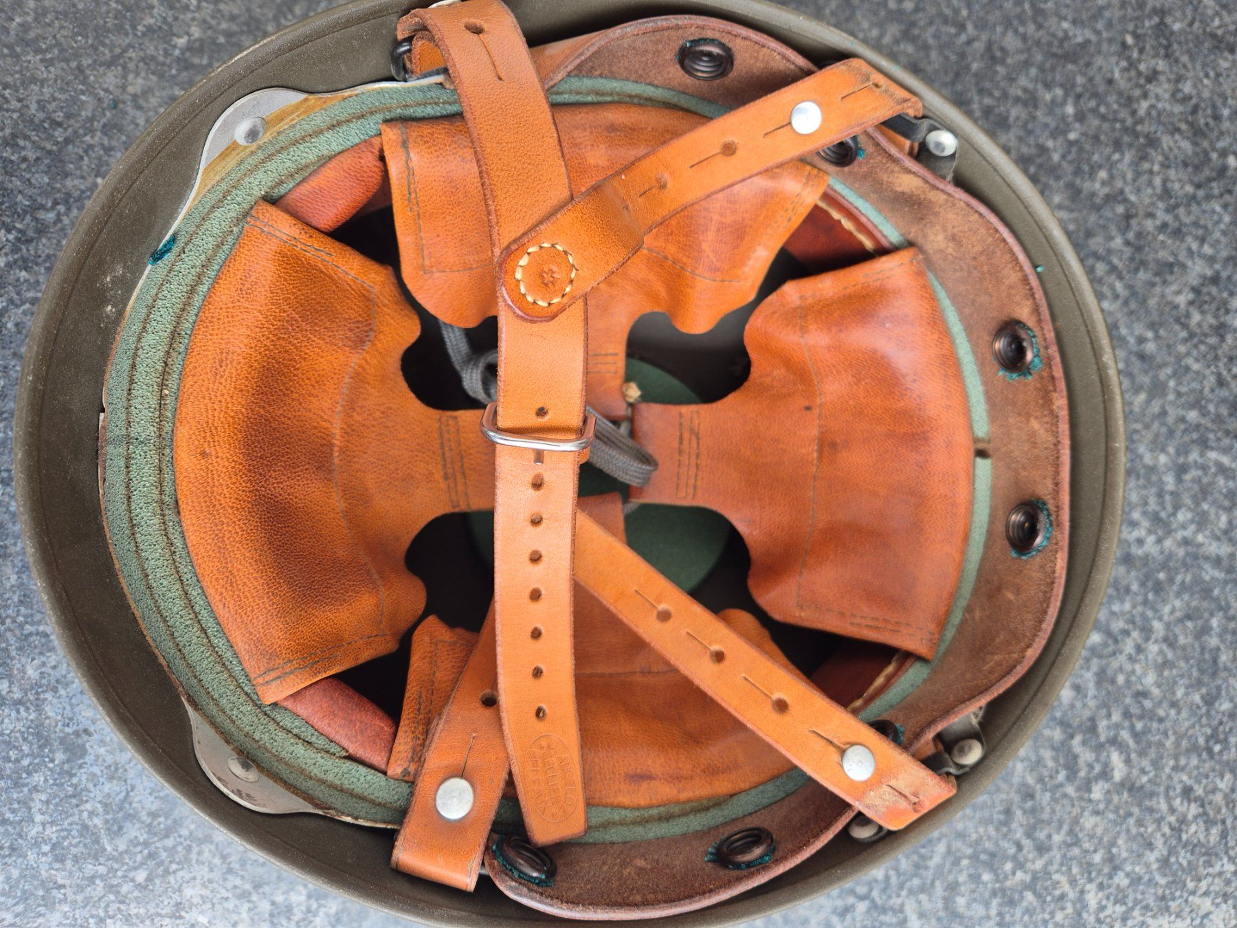 Uniformes & Effets: CH-Militärhelm Heerespolizei getragen Zustand gem.Bilder – D'occasion à Oberuzwil par ceeg7 7