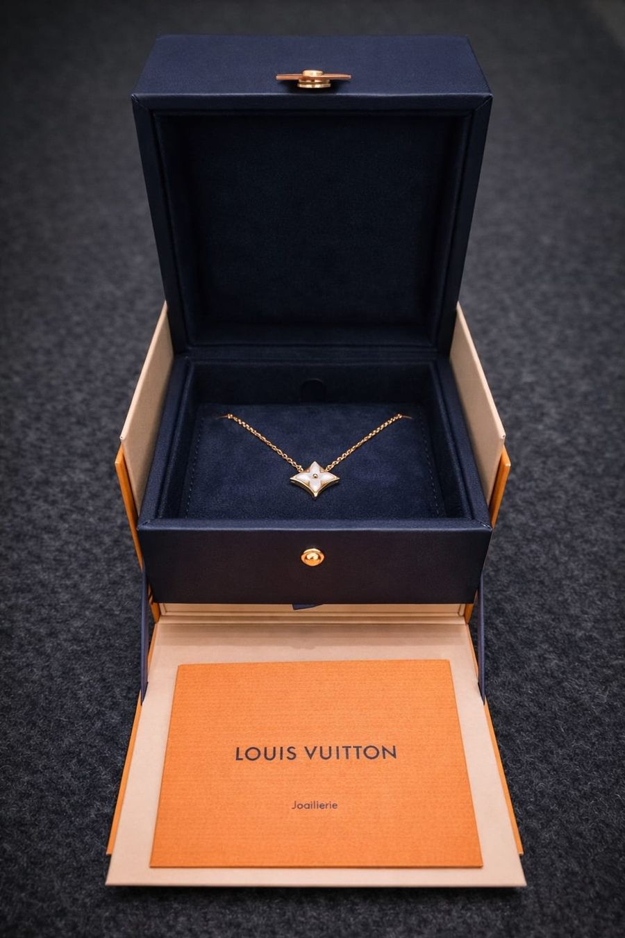 Louis Vuitton Altri gioielli: SET Bijoux Louis Vuitton Star Blossom – Nuovo (secondo la descrizione) da Vuarrens venduto da casanova92