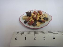 Puppenhauszubehör, Porzellanplatte mit Gebäck