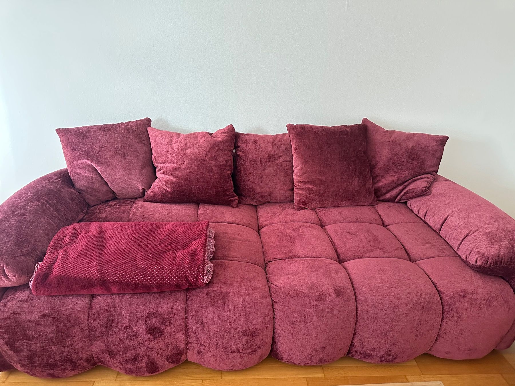 Divani: Grosses dunkelrotes Sofa neuwertig – Nuovo (secondo la descrizione) da Luzern venduto da fer_5lyj