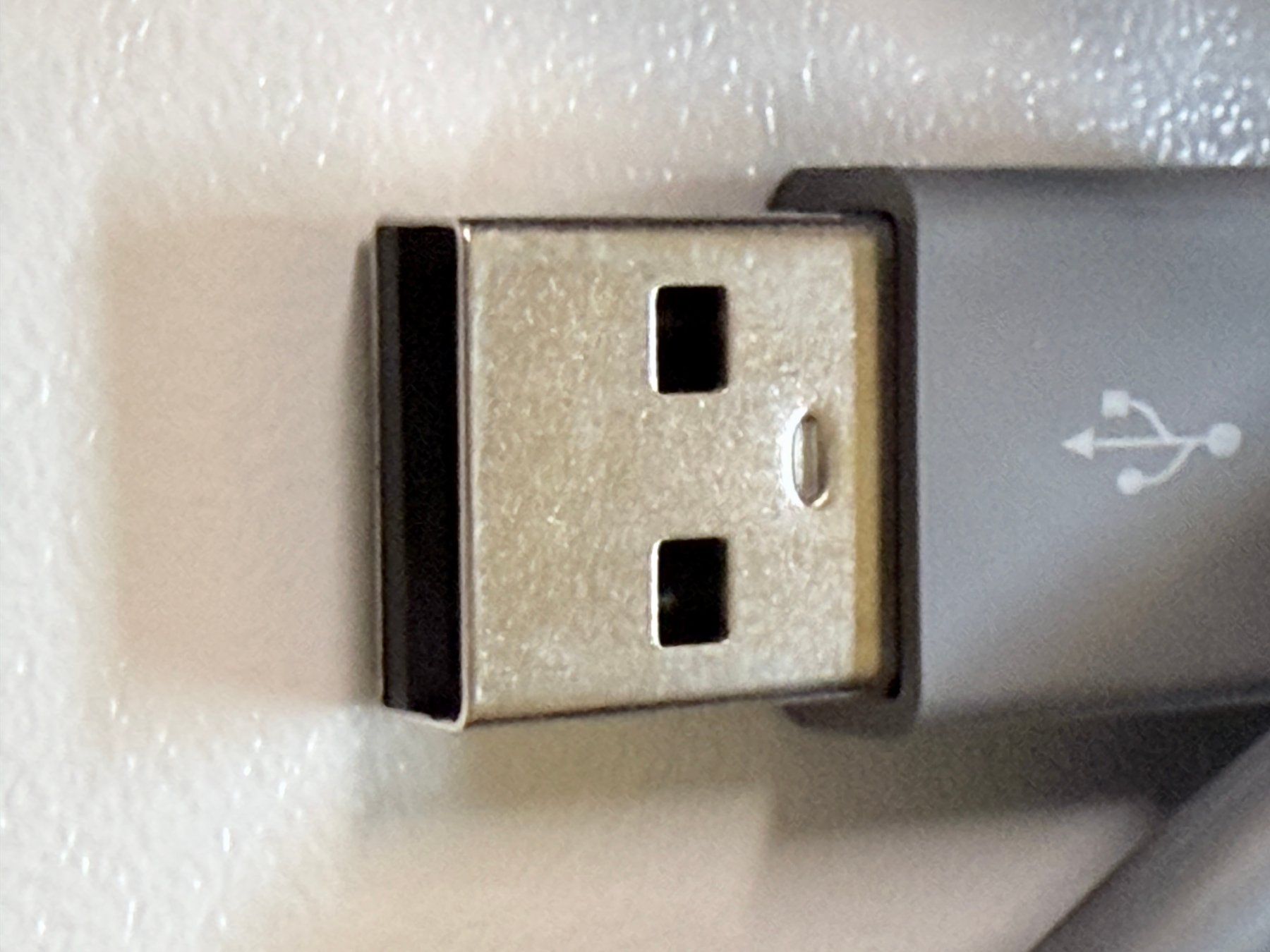 Amazon Cavi: 5 AmazonBasics 2 m USB-A auf Lightning Kabel grau neu – Nuovo (secondo la descrizione) da Unterengstringen venduto da hausraus 2