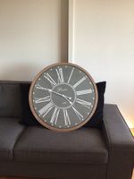Wanduhr mit römischen Zahlen