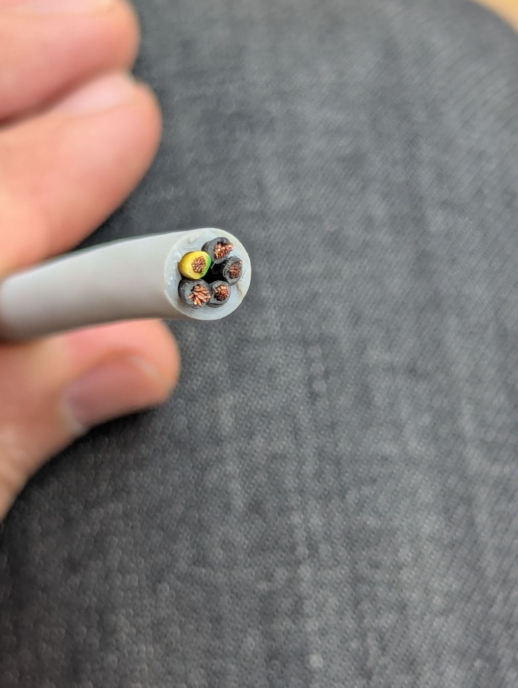 Kabel: Gut erhaltenes 5x Stromkabel grau, 2 Meter lang – Gebraucht aus Bern von Aarewasser_ 1