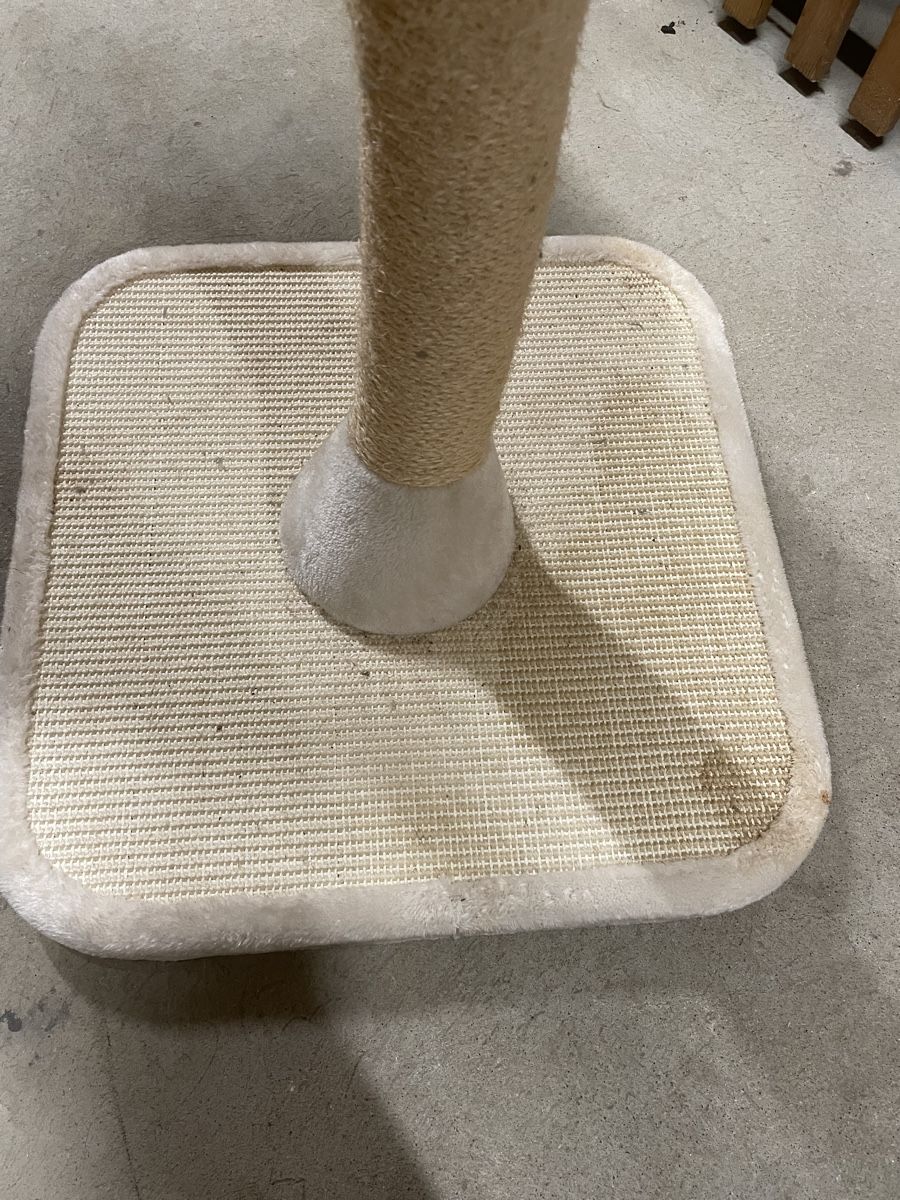 Tiragraffi: Kratzbaum Cat's Flower beige   – Usato da Aarau Rohr venduto da keedom 2