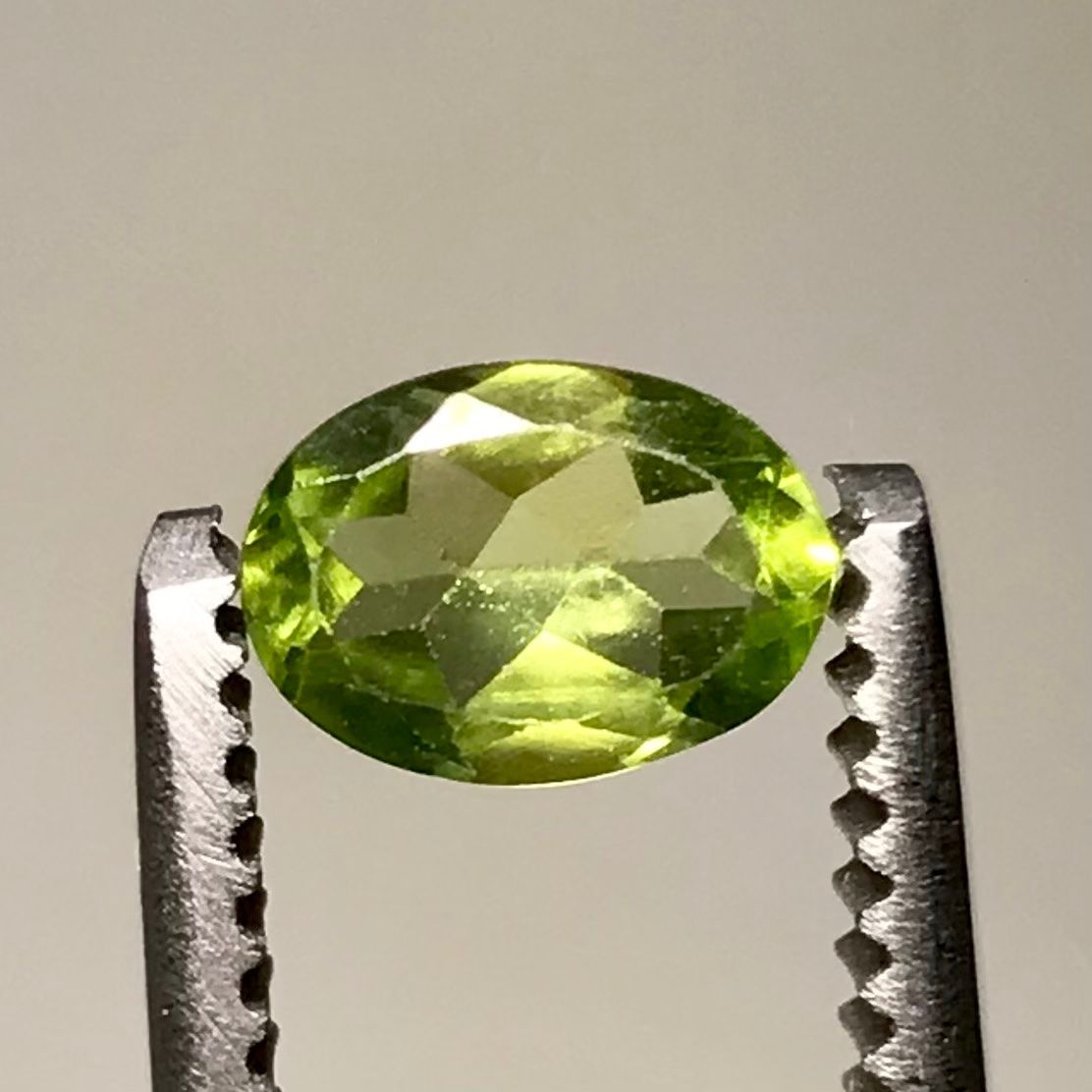 Pietre preziose: kleiner Peridot Edelstein, 0.7 Karat, oval – Nuovo (secondo la descrizione) da Biel venduto da djvalbnc