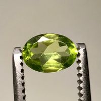 kleiner Peridot Edelstein, 0.7 Karat, oval
