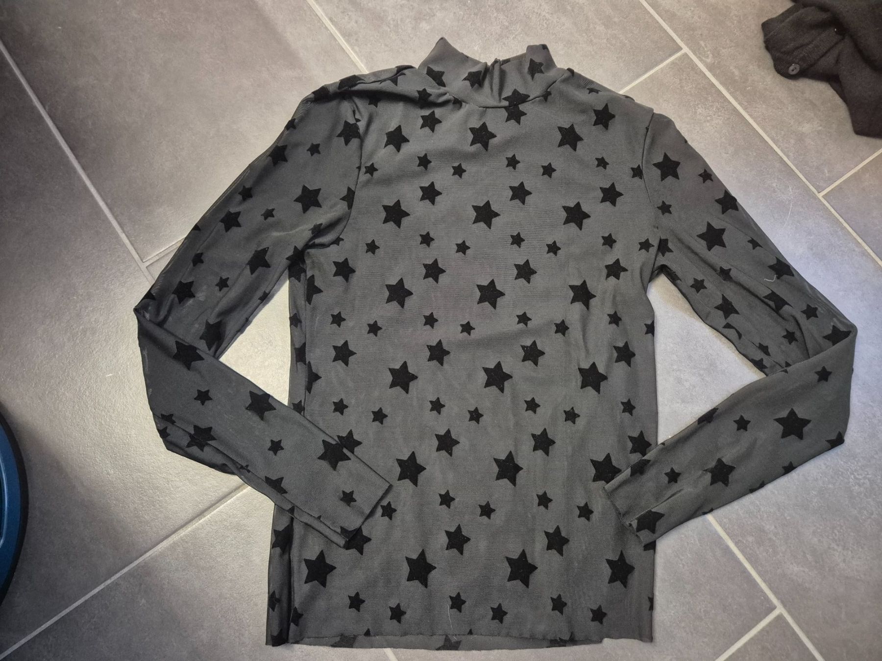 Tops: Black long sleeve mesh top with stars – Gebraucht aus Zürich von monadiederich
