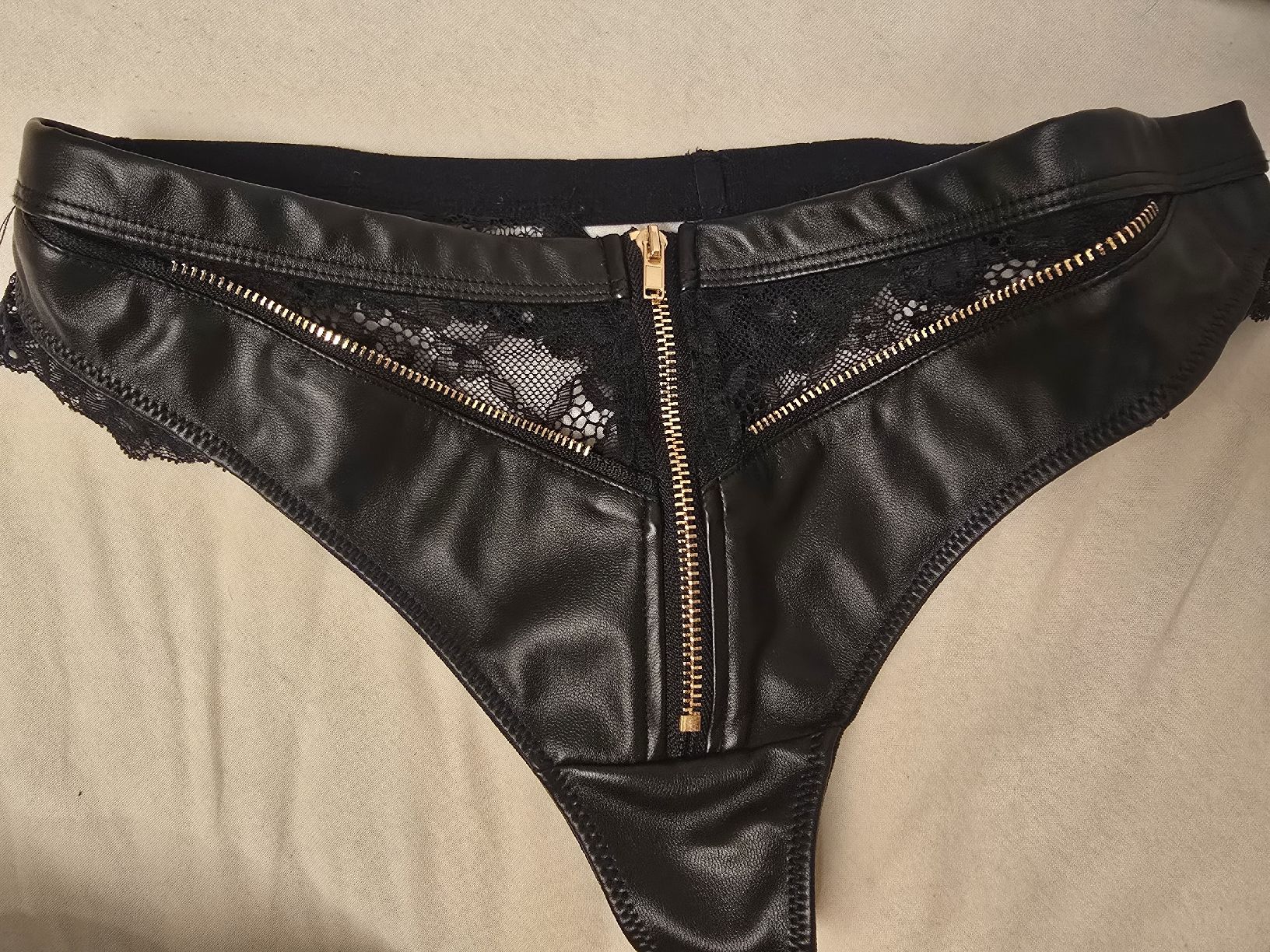 Hunkemöller Altra biancheria intima: String-Tanga Lederoptik Spitze Schwarz Grösse M neu! – Nuovo e nell'imballaggio originale da Laufen venduto da mina-chan 1