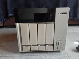QNAP NAS TVS-473e-4G mit 4 WD Red Plus 3.5" 8 TB
