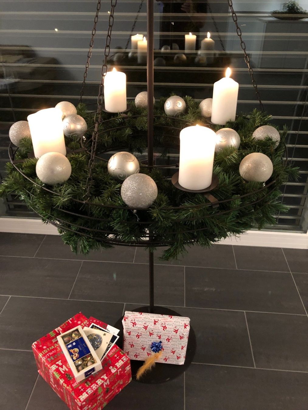 Kerzenständer: Großer Adventskranzständer mit schwebendem Korb und Deko – Gebraucht aus Eschlikon TG von Modos 7