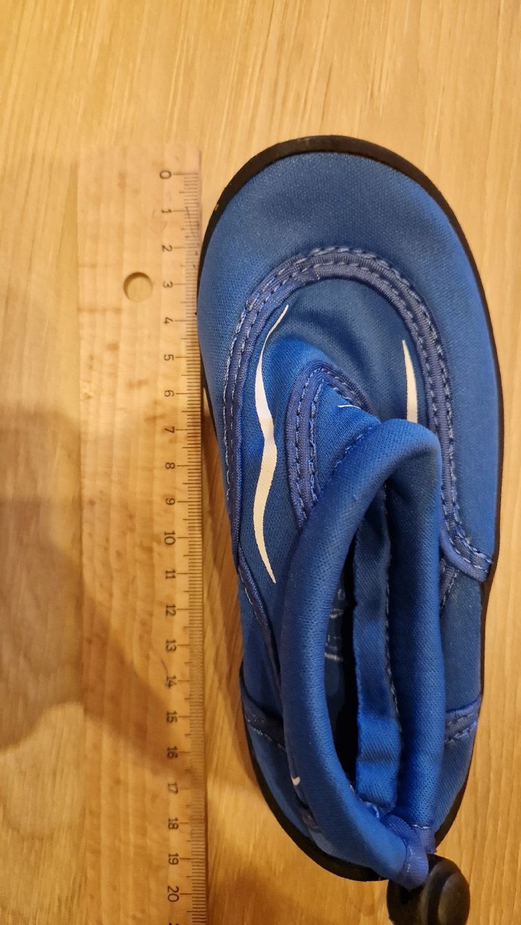 Scarpe per ragazzi: Kinder Schwimmschuhe Gr. 25 – Usato da Oensingen venduto da Nussikowski 3